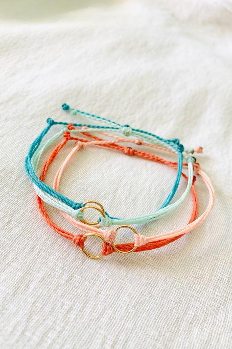 How To Make Wax Bracelets, Handmade Bracelet Aesthetic, Bracelet Thread Ideas, Wax Bracelets, Anna Aesthetic, Pulseras Ideas, Handmade String Bracelets, Crochet Store, Bracelet String