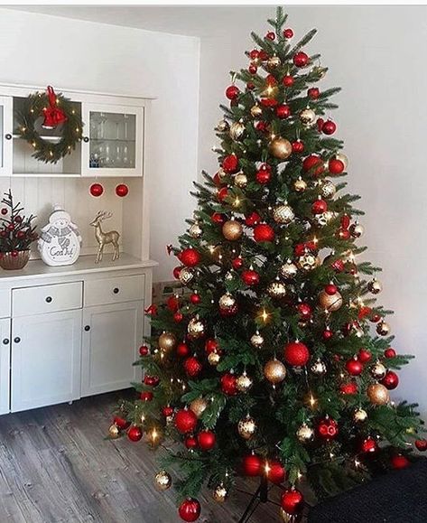 Christmas Tree Red And Gold, Red Gold Christmas, Christmas Tree Inspo, Red And Gold Christmas Tree, Gold Christmas Tree Decorations, Silver Christmas Decorations, Christmas Tree Decorating Themes, Christmas Apartment, Elegant Christmas Trees