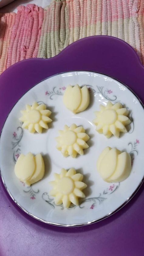 flower butter pats How To Serve Butter At A Party, Butter Decoration, Butter Churner, Fancy Butter, Spring Tea Party, Frosting Flowers, Butter Pats, How To Make Cream, Making Butter