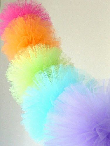 Guirnalda Pompon Tul Bodas,15, Bautismos,babyshower - $ 490,00 Lila Party, Wedding Pom Poms, Bar Deco, Tulle Poms, Pom Pom Crafts, Party Garland, Pom Pom Garland, Unicorn Party, Pom Poms