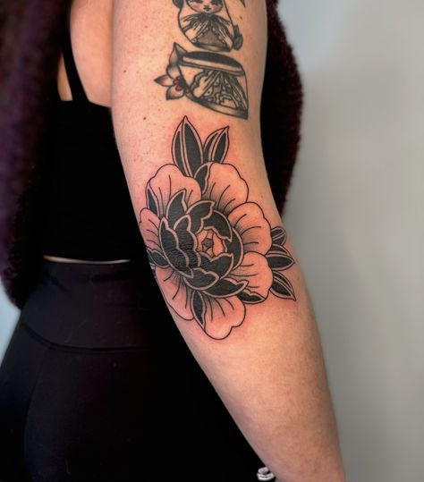 Spicy high contrast elbow peony ⚡️ I’ve done so many elbow tattoos lately and everyone’s taking it like a CHAMP. 💅🏻 🔖 traditional elbow tattoo, peony elbow tattoo, black peony tattoo, #idahofallstattoo #pocatellotattoo #rexburgtattoo #twinfallstattoo #boisetattoo #jacksonholetattoo Peony Elbow Tattoo, Outer Elbow Tattoos For Women, Elbow Pit Tattoo, Peony Tattoo Shoulder, Black Peony Tattoo, Flower Elbow Tattoo, Elbow Tattoos For Women, Traditional Elbow Tattoo, Tattoo Peony