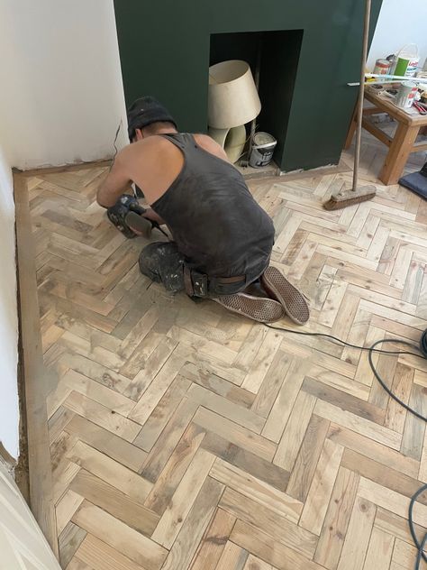 TWO brothers gave their mums living room a makeover by giving her a luxury looking herringbone parquet for only a fraction of the price. Harry Wright and Charlie Osbourne spent only £100 on the high end design that totally transformed their mothers space. Speaking to Latestdeals.com, they said: “It was such a beautiful project to […] Parquet Flooring Living Room Ideas, Wood Marble Floor, Boho Flooring, Wooden Flooring Pattern, Diy Herringbone Floor, Farmhouse Flooring Ideas, Diy Wood Flooring, Plywood Flooring Diy, Plywood Floors