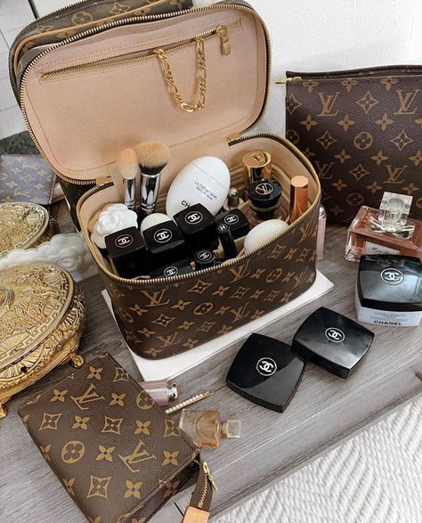 Louis Vuitton Fan Page on Instagram: “@samorga bag organizers are lit 🤩 📸 @je.suis.lou  #louisvuitton #samorga #bagorganizer” Louis Vuitton Makeup, Louis Vuitton Wallpaper, Louis Vuitton Monogram Handbags, Louis Vuitton Taschen, Pochette Louis Vuitton, Sac Louis Vuitton, Louis Vuitton Multicolor, Handbags Louis Vuitton, Smink Inspiration