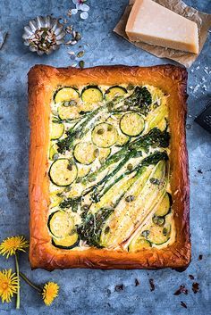 Delicious and super easy phyllo spring tart with ricotta, blue cheese, leek, sprouting broccoli and zucchini Spring Tart, Sprouting Broccoli, Vegetable Tart, Puff Pastry Tart, Savory Tart, Pastry Tart, Spring Vegetables, Puff Pastry Recipes, Milk Recipes