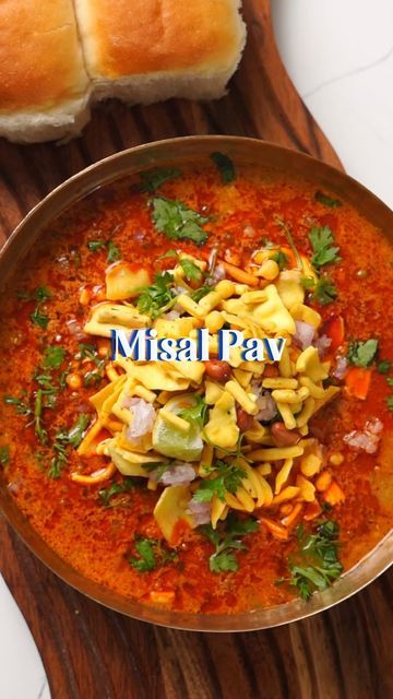 Misal Pav Recipes, Spicy Breakfast, Misal Pav, Making Breakfast, How To Make Breakfast, Indian Cooking, U Can, My Husband, Mumbai