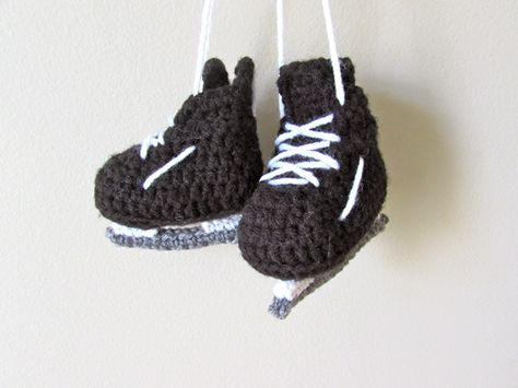 image Crochet Booties Pattern, Hockey Skates, Crochet Baby Booties Pattern, Baby Shoes Pattern, Baby Booties Pattern, Crochet Baby Boy, Crochet Booties, Crochet Baby Shoes, Shoe Pattern