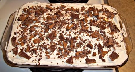 Step by step instructions on how to make the famous "skor cake". If you like chocolate cake, caramel or butterscotch, chocolate bars and whipped cream. Then you have to try this easy recipe. Skor Cake, Candy Bar Cake Recipes, Heath Bar Cake, Skor Bars, Chocolate Dessert Bar, Candy Bar Cake, Bar Cake, Easy Candy, Poke Cake Recipes