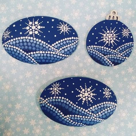 Painting Snowflakes, Pinterest Christmas Crafts, Christmas Pebble Art, Christmas Mandala, Mandala Painted Rocks, Diy Rock Art, Mandala Rock Art, Christmas Rock, Painted Rocks Craft