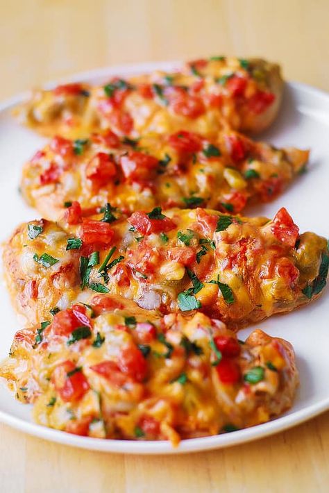 Queso Baked Chicken Mexican Chicken Breast Recipes, Summer Dinner Ideas, Salad Simple, Cake Breakfast, Dinner Yummy, Breakfast Easy, Easy Chicken Breast, Breakfast Salad, Green Chiles