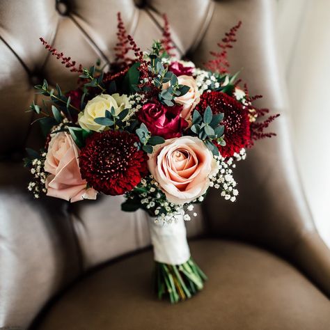 Burgundy And Pink Bridal Bouquet, Burgundy Prom Bouquet, Wedding Bouquet With Red Roses, Pink Winter Flowers, Red Prom Bouquet Ideas, Wedding Bouquets Red, Red Wedding Flowers Bouquet, Bridal Bouquet Burgundy, Wedding Flowers Red