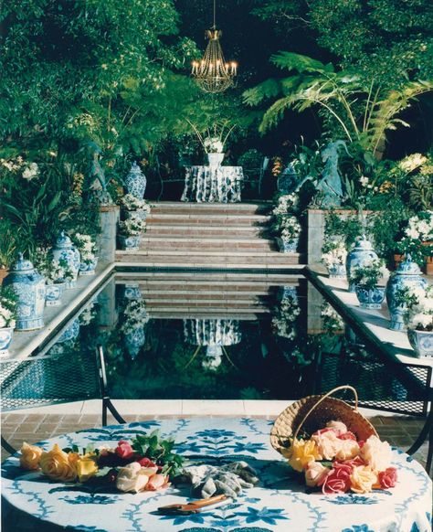 A SWIMMING POOL IN OLD HOLLYWOOD DESIGNED BY HUTTON WILKINSON,, TONY DUQUETTE INC., TO RESEMBLE A VENETIAN CANAL.  NOTE THE 18TH CENTURY ITALIAN CRYSTAL CHANDELIER HANGING FROM THE TREE. Tony Duquette, Hollywood Regency Decor, Hollywood Regency Style, Grand Art, Pool Hot Tub, Cool Pools, Pool Houses, Hollywood Regency, Pool House