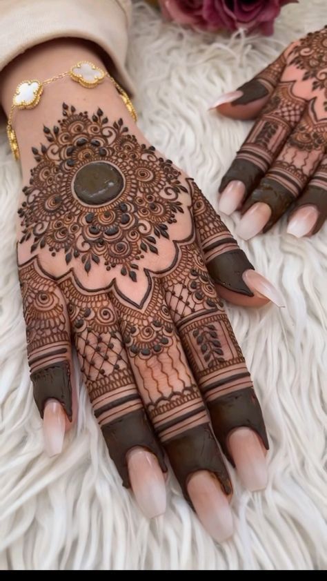 Latest Finger Mehndi Designs, Front Mehndi, Front Mehndi Design, Mehndi Designs Fingers, Mehndi Designs Bridal, Modern Henna, Mehndi Designs Bridal Hands, Mehndi Designs For Kids, Pretty Henna