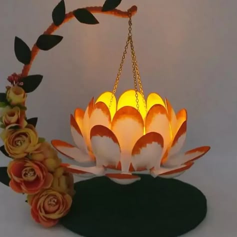 Woman paints tips of plastic spoons and glues them together to make beautiful candle holder Candles Holders Ideas, Lantern Ideas Decorative, Paper Lamp Craft, Bay Decoration, Spoon Candle Holder, Candle Decoration Ideas, Diya Making, Plastic Spoon Art, Candle Holders Diy