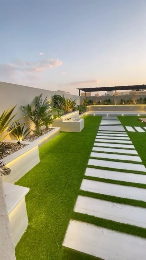 Turf Side Yard Ideas, Modern Patio Design Luxury, House Interior Backyard, Modern Garden Design Landscaping Ideas, Modern Backyard Landscaping Small Yards, Minimalist Backyard Landscaping Design, Home Garden Design Modern, Terrace Landscape Design, Modern Home Landscaping