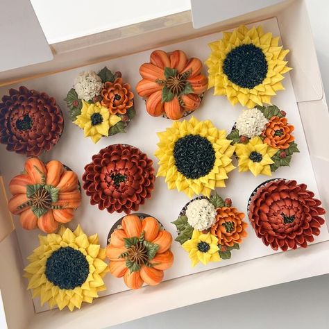 Fall Buttercream Cupcakes, Fall Floral Cupcakes, Fall Flower Cupcakes, Harvest Cupcakes, Fall Themed Cupcakes, Fall Cupcakes Decoration, Autumn Cupcakes, Decorative Desserts, Fall Birthday Cakes