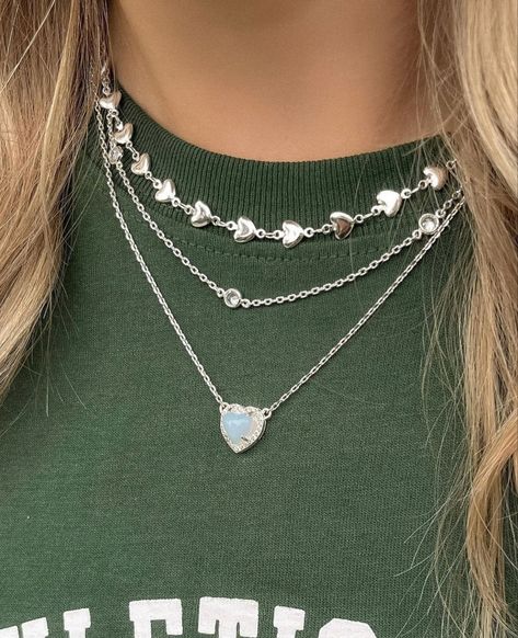 Multiple Silver Necklaces, Silver Jewelry Street Style, Jewelry Combos Silver, Necklace Combo Silver, Trendy Silver Necklaces, How To Style Silver Jewelry, Stacked Jewelry Necklaces Silver, Silver Jewellery Aesthetic Necklace, Silver Girl Aesthetic Jewelry