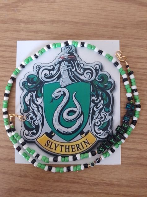 Mask holder green black and white Slytherin Clay Bead Bracelet, Harry Potter Beaded Jewelry, Beaded Harry Potter, Harry Potter Bracelet Diy, Harry Potter Beaded Bracelet, Harry Potter Bracelet Ideas, Harry Potter Beads, Diy Slytherin, Slytherin Bracelet