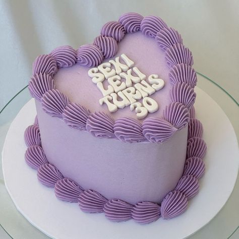 Ya Queremos Pastel 🎂 | Small vanilla 💜🎂 Classic piping, groovy block ✨ #thirty #vintagecake #heartcake #customcake #losangelescakes #buttercreamcake #purplecake | Instagram Vintage Cake Aesthetic Purple, Lilac Vintage Cake, Monochromatic Cake, Birthday Moodboard, Popular Cakes, Purple Birthday Cake, 12th Birthday Cake, Vintage Birthday Cakes, Cake Aesthetic