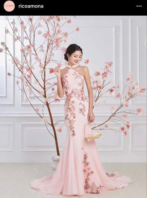 Cheongsam Modern Wedding, Modern Cheongsam Wedding, Pink Chinese Dress, Modern Chinese Wedding Dress, Short Bridal Gown, The Beauty Of A Woman, Cheongsam Wedding, Woman In Love, Qipao Wedding