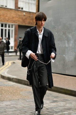 Men Trench Coat Outfit, Spring Outfits For Men, Trench Coat Outfits, Men Trench Coat, Black Suede Chelsea Boots, Pastel Jacket, London Fashion Week Mens, Black Overcoat, Black Leather Chelsea Boots