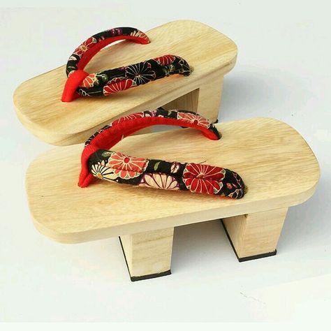 Beach Slippers Flip Flops, Geta Sandals, Look Kimono, Chinese Empress, Japan Traditional, Kimono Japan, Kimono Design, Sandals Outfit, Wooden Clogs