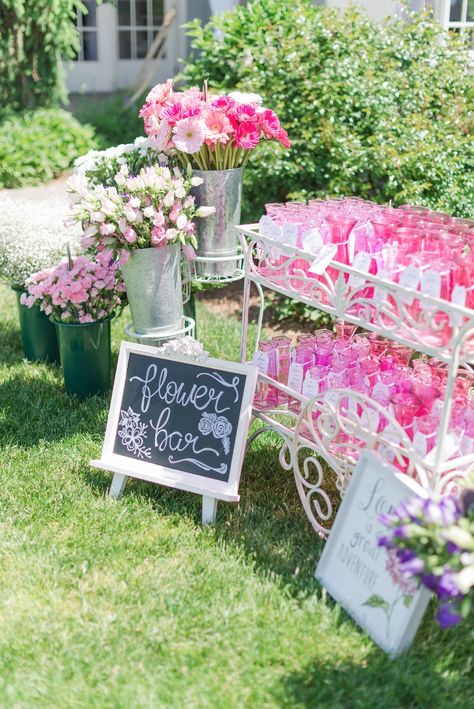 Flower bar favor for a bridal shower Fiesta Shower, Garden Party Bridal Shower, Bridal Shower Inspo, Garden Bridal Showers, Spring Bridal Shower, Bridal Shower Inspiration, Bridal Shower Flowers, Elegant Bridal Shower, Flower Bar