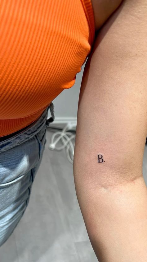 B Finger Tattoo, B Heart Tattoo, Tattoo Letter B, B Letter Tattoo, Letter B Tattoo Ideas, Letter D Tattoo, Letter B Tattoo, Small Letter Tattoo, B Heart