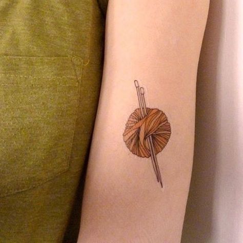 temporäres Tattoo #Tattoo #ink #knitting #wool #selbermachen #Handarbeit #Wolle #Stricken #Stricknadel #Faden #Arm #Wollknäuel #Knäuel Yarn Tattoo, Knitting Tattoo, Crochet Tattoo, Realistic Fake Tattoos, Native American Tattoo, Theme Tattoo, 1 Tattoo, Tattoo Set, Pattern Tattoo