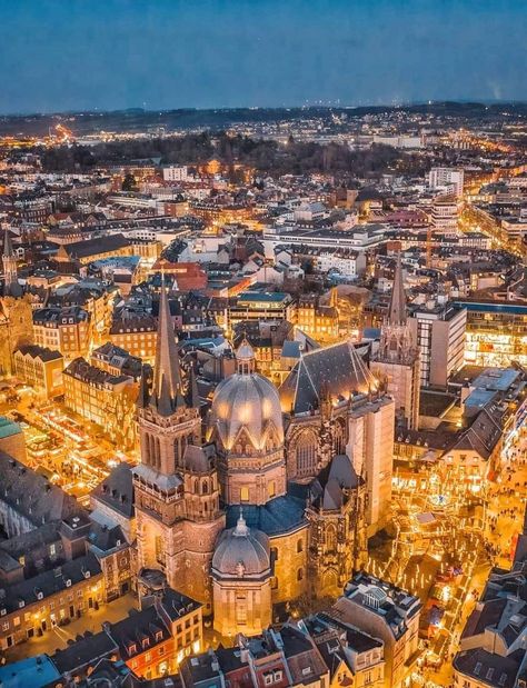 Top view of Aachen, Germany. 🇩🇪🇩🇪🇩🇪 📷: @das_isser Aachen Cathedral, Aachen Germany, Interesting Places, Top Photo, Top View, Aerial View, Paris Skyline, City Photo, Germany