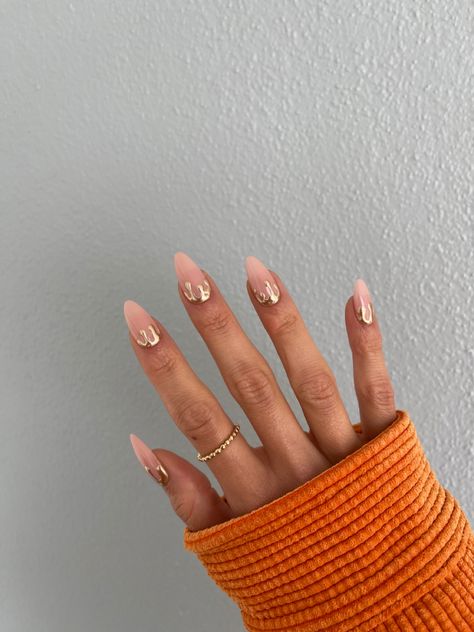 Nails With Drip Design, Fun Neutral Nail Designs, Gold Drip Nails, Gold Nails Aesthetic, Nail Ideas Neutral, Nude Gold Nails, Detail Nails, Drippy Nails, Minimalistic Nails