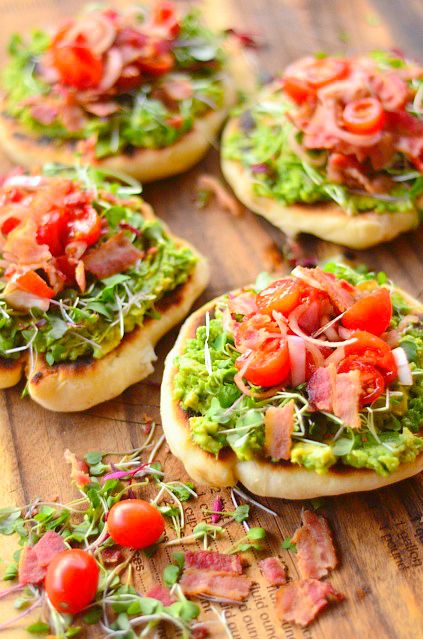 Bacon-Avocado Griddle Pizzas | ReluctantEntertainer.com Bacon Pizza, Pizza Roll, Bacon Avocado, Think Food, Avocado Recipes, Linguine, Quesadillas, Deep Dish, Trader Joes