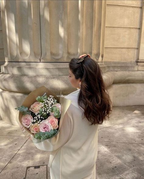 stella 🕊 | 📌 new york vlog! on Twitter: "let's have a happy saturday https://t.co/31chAcqLAq" / Twitter Flower Bouquet Pictures, Flower Boquet, That Girl, Bouquet Photography, Girl With Flowers, Cute Birthday Pictures, One And Done, Flower Photoshoot, Flowers Instagram