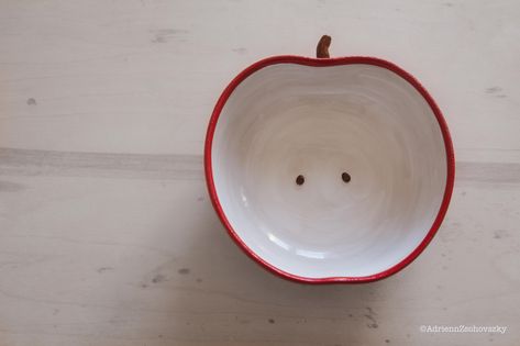 Ceramic apple-shape bowl Apple Bowl Decoration, Apple Pinch Pots, Clay Fruit Bowl Handmade, Apple Ceramic, Hand Built Berry Bowl, Ceramic Berry Bowl, March Break, Apple Dishes, Ceramic Apple