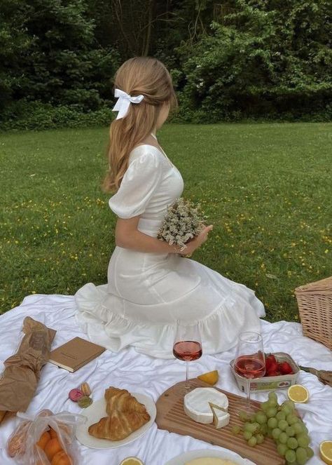 Summer Photo Shoot Ideas, Picnic Aesthetics, Girl Picnic, Summer Photo Shoot, Picnic Summer, Summer Aesthetics, Photo Shoot Ideas, Summer Girl, A Picnic