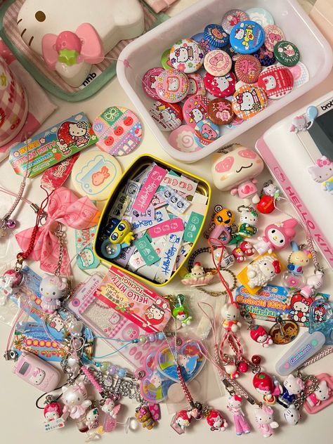 Trinket Aesthetic, Whimsical Maximalist, Retro Accessories, Bead Charms Diy, Cute Room Ideas, Kawaii Room, Cute Keychain, Cute Little Things, Cute Toys