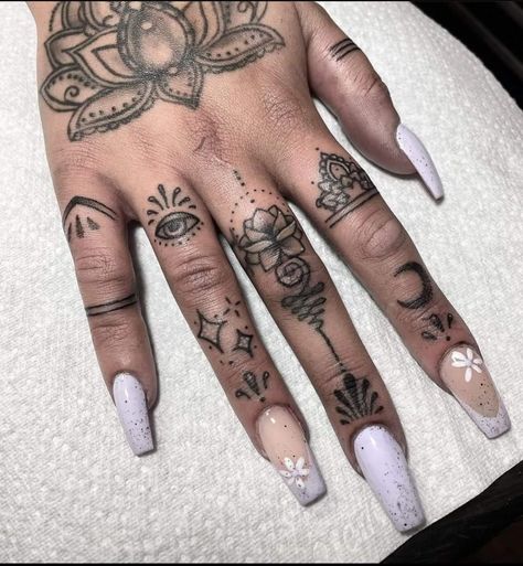 Eye Finger Tattoo, Tattoo Main, Mandala Hand Tattoos, Evil Eye Tattoo, Henna Inspired Tattoos, Finger Tattoo For Women, Finger Tats, Knuckle Tattoos, Hand And Finger Tattoos