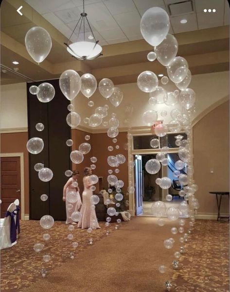 Bubble Balloon Strands, Diy Under The Sea Decorations, Balloon Strands, Bubbles Decor, Musical Decorations, Undersea Party, Luca Party, Backdrop Garland, Cruise Theme