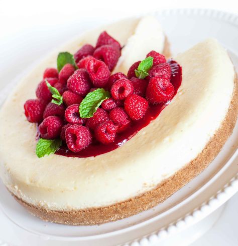 Classic Cheesecake with Raspberry Coulee Raspberry Coulee, Cheesecake Classic, Cheesecake New York, Vanilla Cheesecake Recipes, Perfect Cheesecake Recipe, Make Cheesecake, Perfect Cheesecake, Cheesecake Recipes Classic, Raspberry Coulis