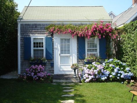 Small Coastal Cottage, Coastal Cottages, Cottage House Exterior, Nantucket Cottage, Cottages By The Sea, Decorating Crafts, Small Cottage Homes, Small Cottages, Cottage By The Sea