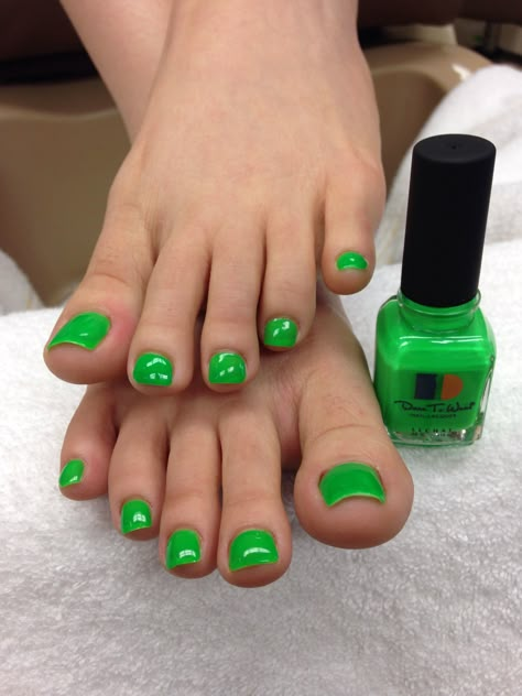 Neon green pedicure Green Nails Pedicure, Neon Toe Nails, Green Toe Nails, Neon Prom Dress, Pink Toe Nails, Lime Green Nails, Nail Room Ideas, Feet Nail Design, Neon Green Nails