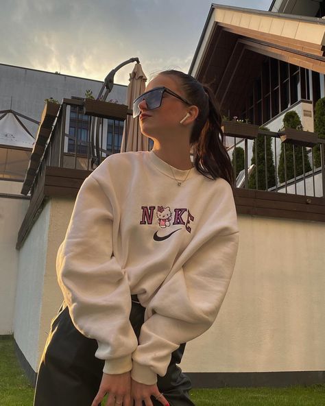 photo ideas nike beautiful girl glasses sweatshirt style stylish pose ideas Sweatshirt Poses, Sweatshirt Nike, Pose Idea, Style Photo, Photo Pose, Look Stylish, Fashion Photo, Photo Poses, Quarter Zip