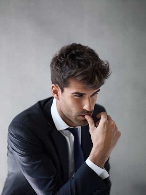 His hair makes this the perfect look. Business Casual Hairstyles, A Man In A Suit, Man In A Suit, Mens Hairstyles Medium, Mens Hairstyles Thick Hair, Trendy Business Casual, American Crew, Mode Casual, Casual Hairstyles