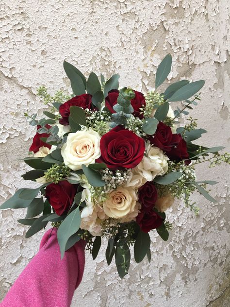 Red Wedding Ideas, Prom Bouquet, Red Bouquet Wedding, Red Bouquet, Prom Flowers, Fall Wedding Flowers, Dresses Bridesmaid, Burgundy Wedding, Bride Bouquets