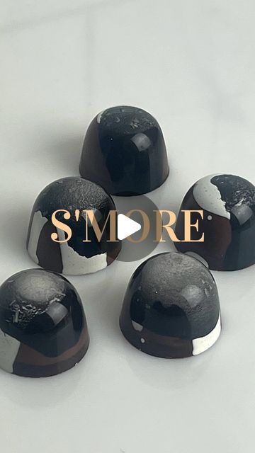 Mats Rajala on Instagram: "S’more please! Presenting my take on the timeless s’more, now in bonbon form. I’m excited for you to try it out! 🔥  #chocolate #bonbon #praline #foodporn #recipe #hembakat #fika #praliner #smore #marshmallow  Marshmallow - AW 0.6854  6 grams (0.21 oz) gelatin powder (200 bloom) 20 grams (0.71 oz) water 60 grams (2.12 oz) granulated sugar 1 vanilla pod 60 grams (2.12 oz) caramelized sugar 37 grams (1.31 oz) invert sugar (trimoline) A 80 grams (2.82 oz) water 56 grams (1.98 oz) invert sugar (trimoline) B  Start by thoroughly mixing gelatin powder and 20 grams (0.71 oz) water. Then, microwave it for about 30 seconds at 600 watts. Place it in the fridge to set. We’ll use this at the end of the recipe. Pour invert sugar B into your stand mixer and let it run at low/m Bon Bon Filling Recipes, Bonbon Filling Recipe, Chocolate Bon Bons Recipe, Marshmallow Bonbons, Bonbon Recipe, Chocolate Bonbons Packaging, Bonbon Chocolate, Chocolate Bonbons Recipe, Chocolate Bon Bons