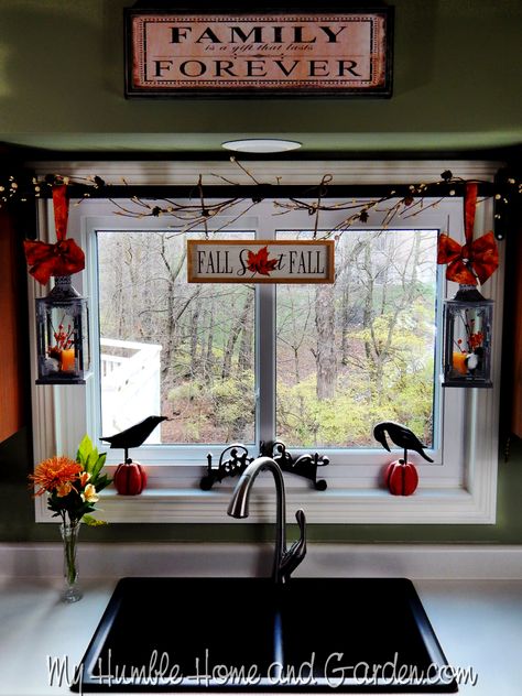 How to decorate the best fall kitchen window?  Start with a couple of iron brackets.  If you like shopping at flea markets or antique shops, you have probably seen these brackets.  I picked these up at Blue Willow House in Dillsboro, Indiana.  In the kitchen area of this little shop, I noticed a rod sitting… The post How To Decorate The Best Fall Kitchen Window appeared first on My Humble Home and Garden. Fall Kitchen Window, Napkin Transfer, Kitchen Window Decor Ideas, Indoor Halloween Decor Ideas, Autumn Window Display, Kitchen Window Decor, Kitchen Shades, Indoor Halloween Decor, Fall Windows