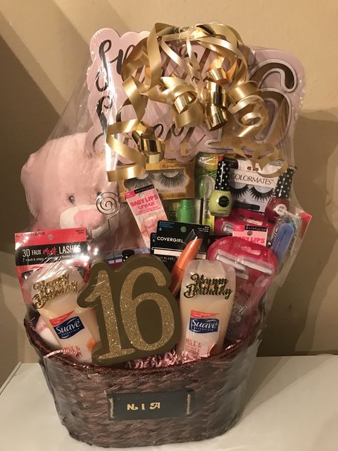 Sweet sixteen gift basket Sweet 16 Bff Gift Ideas, Sweet 16 Presents Ideas, Bsf Sweet 16 Gifts, Sweet 16 Birthday Gift Box Ideas, Pink And Gold Gift Basket, 16tg Birthday Gift Ideas, Teenage Gift Basket Ideas, Sweet Sixteen Gift Basket Ideas, Sweet Sixteen Gift Ideas For Daughter