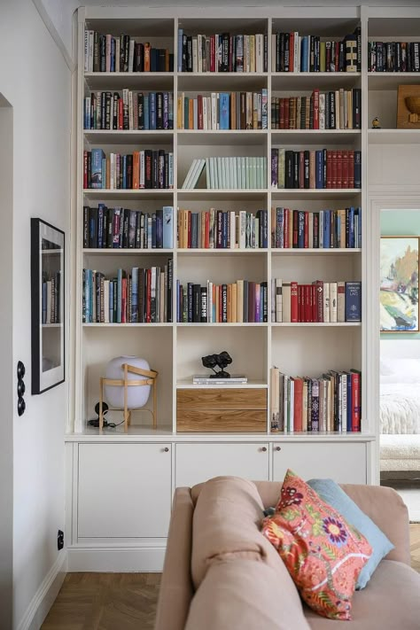 Green Kids Rooms, Light Green Bedrooms, Gray Interiors, Scandi Home, Home Library Design, Living Room Scandinavian, Oak Kitchen, Scandinavian Interior Design, Home Libraries