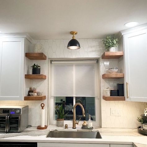 Kitchen Floating Shelves, Floating Shelves Kitchen, Style Deco, Kitchen Redo, Decoration Inspiration, Kitchen Remodel Idea, Cubicle, Kitchen Makeover, Kitchen Shelves