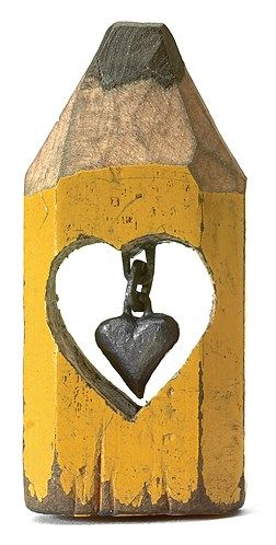 Heart.  Carved in a real pencil Halle Saint Pierre, Pencil Carving, Designer Couch, Graphite Art, Tiny Art, Led Pencils, Magical Things, Art Pencil, Art Brut