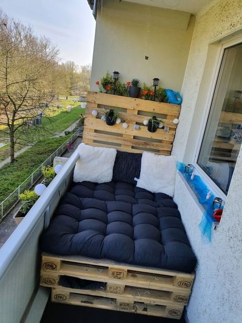 Pallet Furniture Balcony, Balcon Mic, Ruangan Studio, Balkon Decor, Terrace Decor, Small Balcony Design, Apartment Patio Decor, Balcony Furniture, Small Balcony Decor